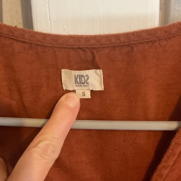 Rust Tie-Front V-Neck Button Crop Top - Picture 2 of 6